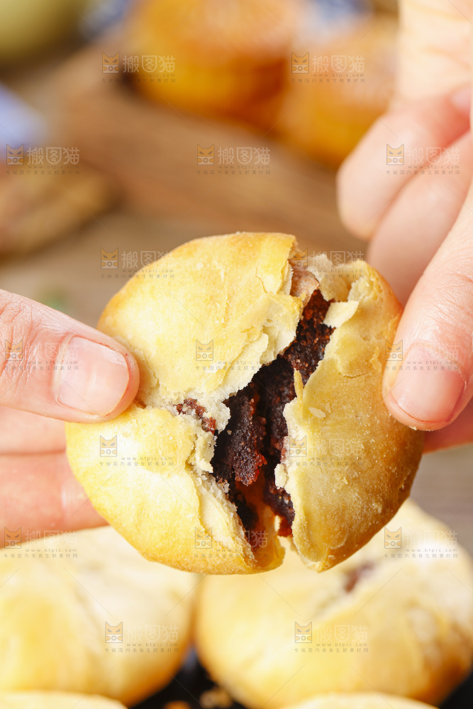 手里拿着老月饼