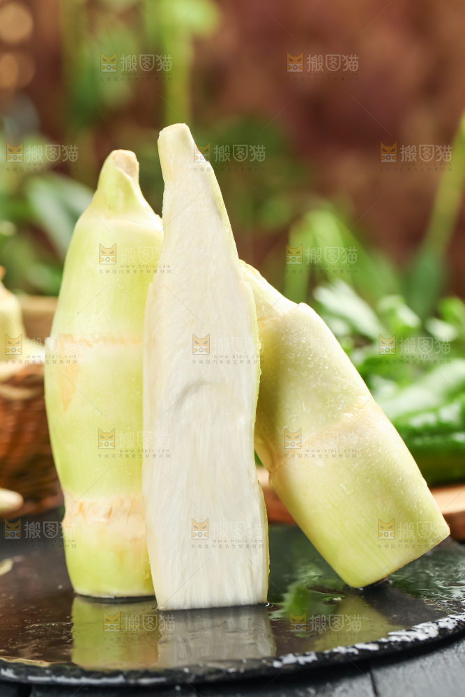 黑石板上的云南茭白