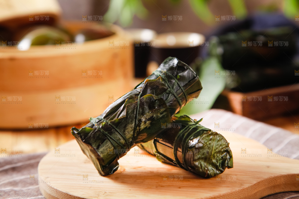 木板上的竹筒粽子