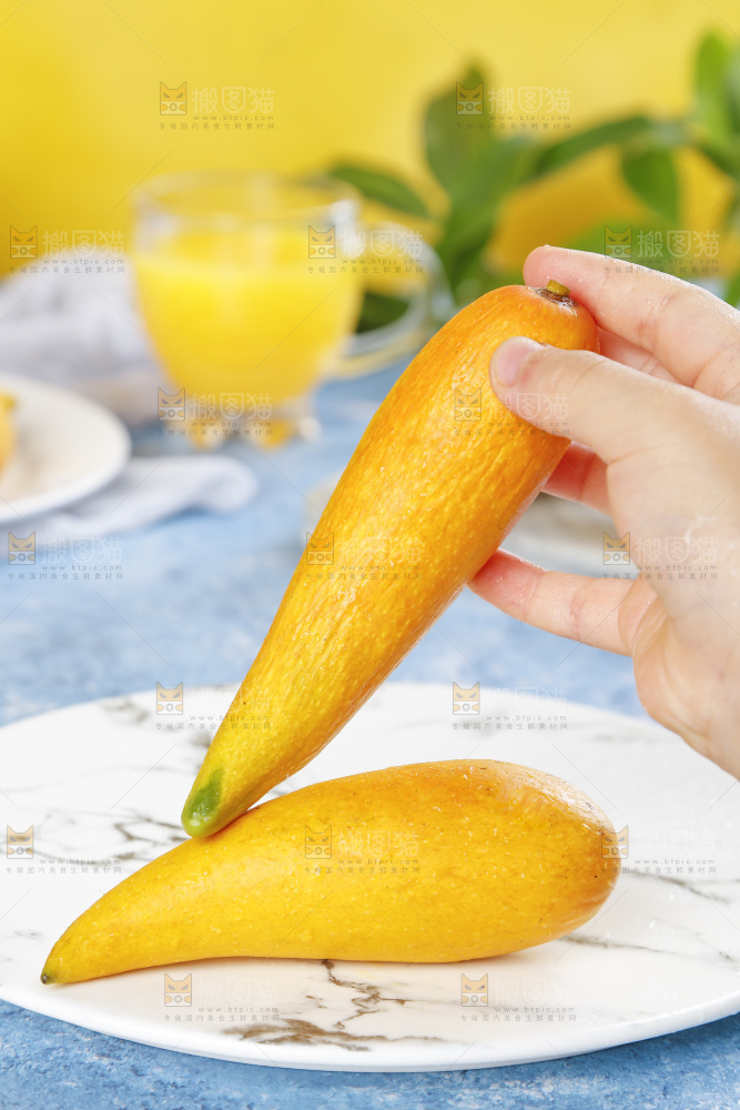 手里拿着芒果果肉