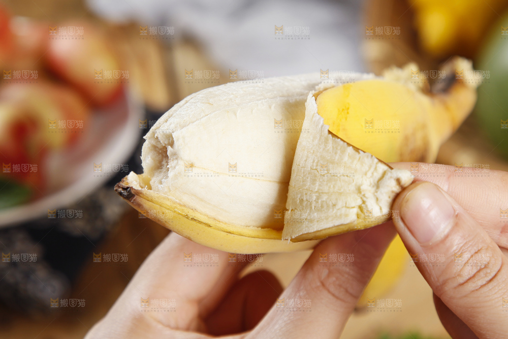 手里拿着苹果香蕉