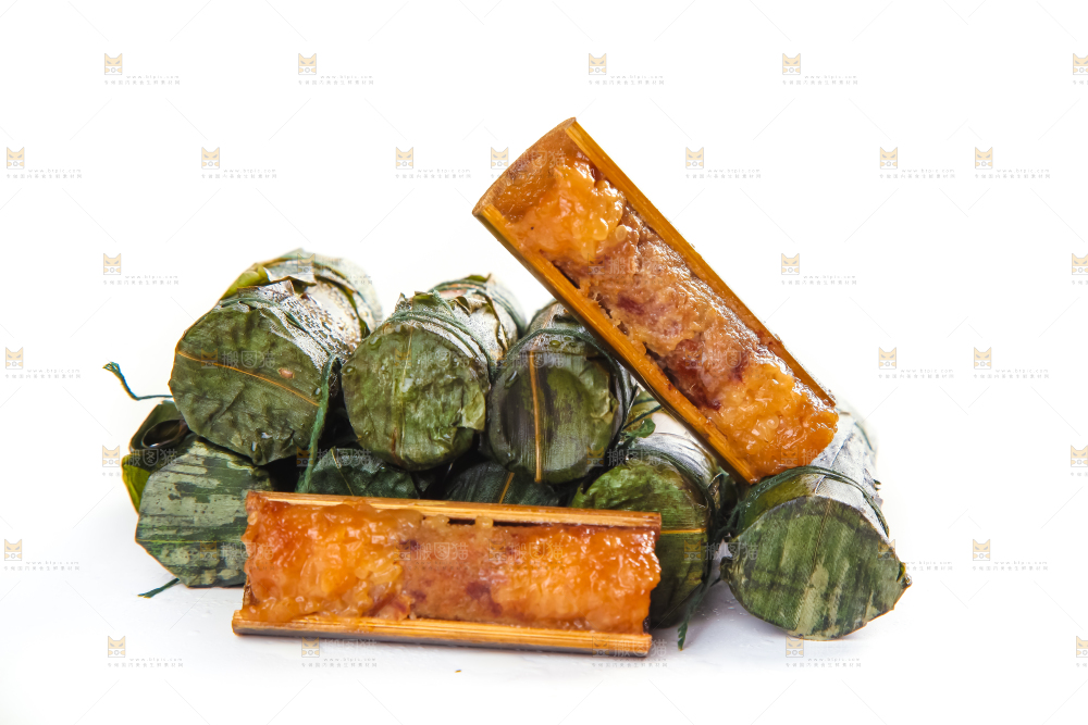 白底上放着竹筒肉粽