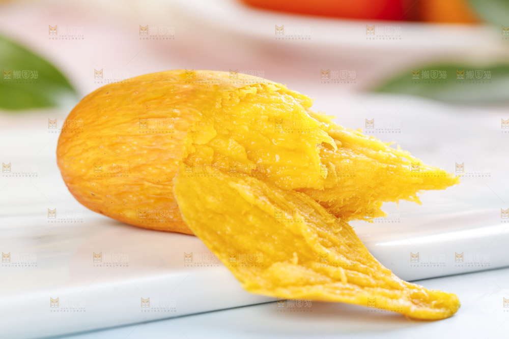 石板上放着辣椒芒