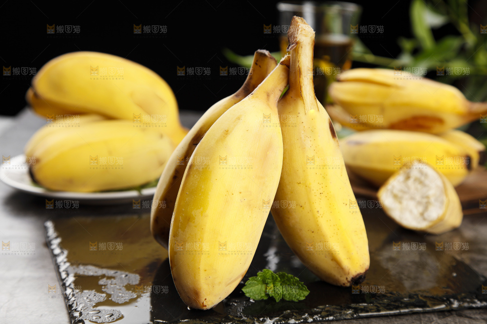石板上的新鲜苹果蕉