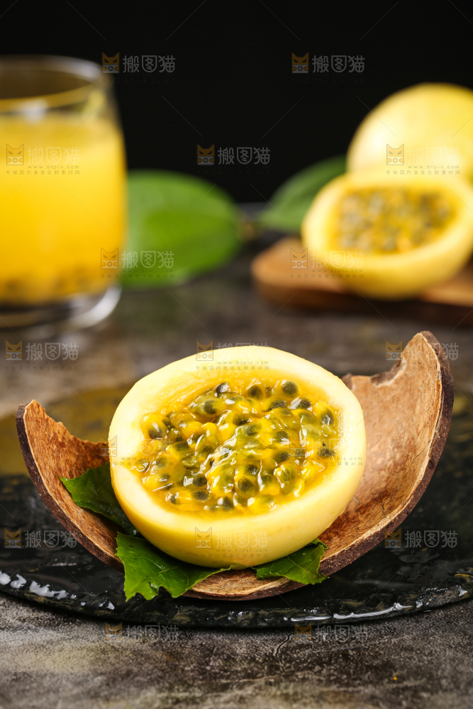 黑石板上的新鲜百香果