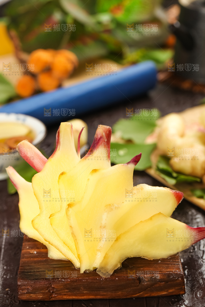 木板上放着红芽姜