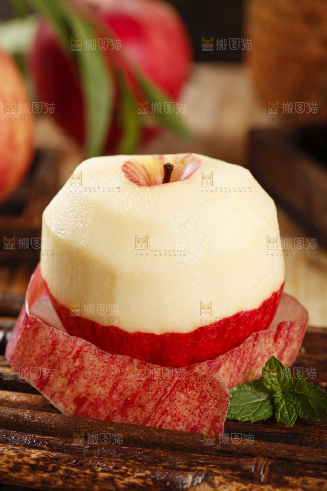 木板上放着山东红富士苹果