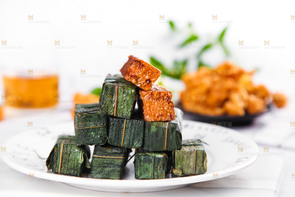 盘子里放着竹叶糕