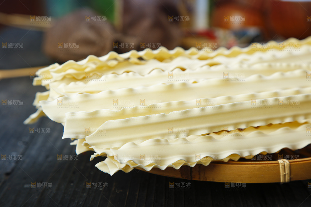 深底上摆放着干面条