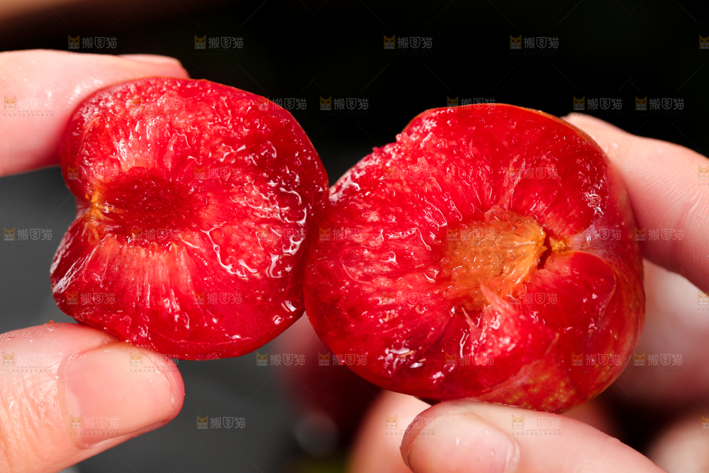 手里拿着红心李