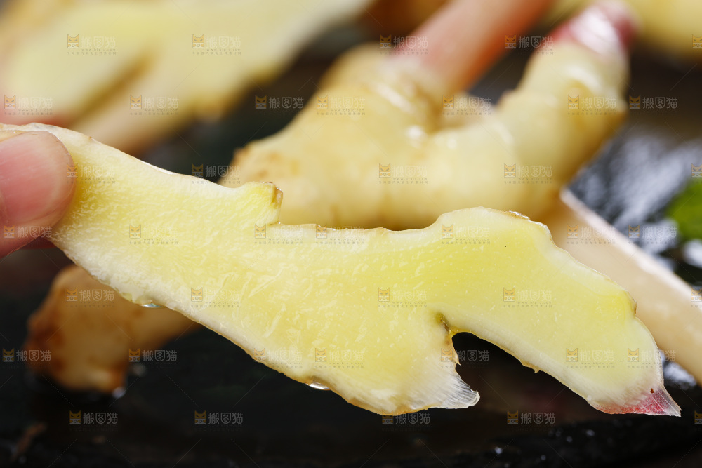黑石板上放着红芽嫩姜
