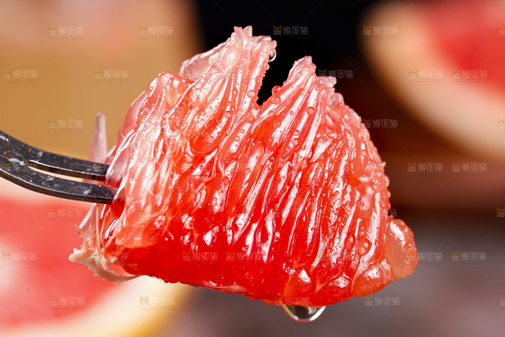 叉子上叉着西柚果肉