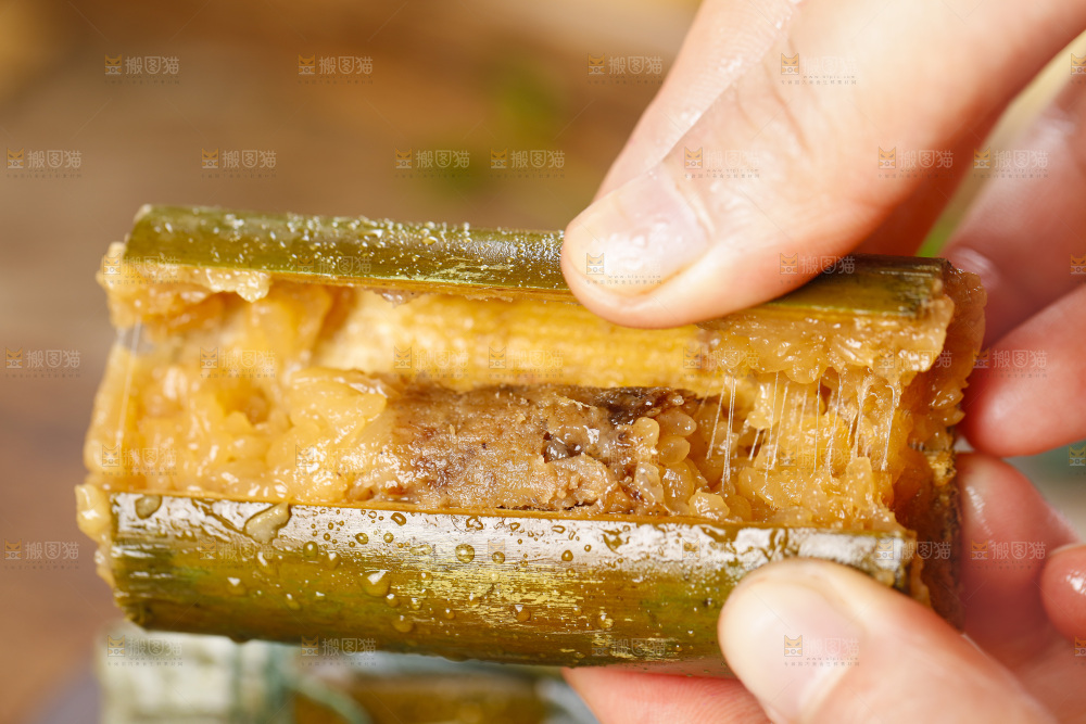 手里拿着竹筒糯米饭