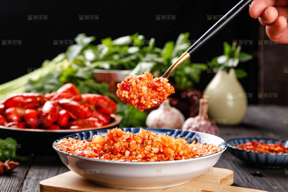 盘子里的蒜蓉调料