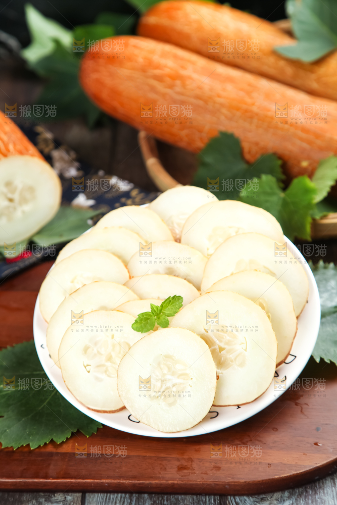 木板上的黄皮大黄瓜