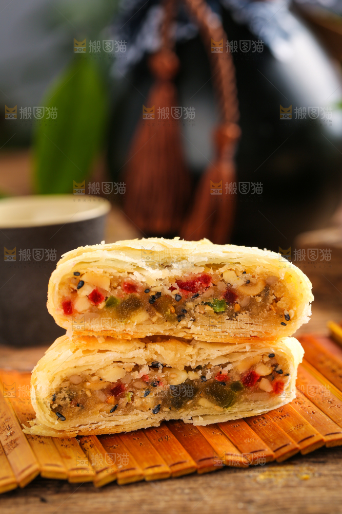 竹底上摆放着酥式月饼
