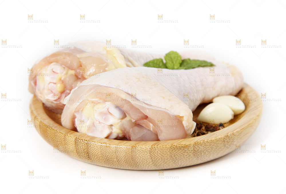 白底上放着大鸡腿