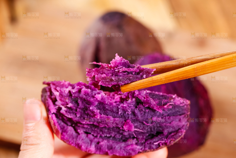 手里拿着紫地瓜