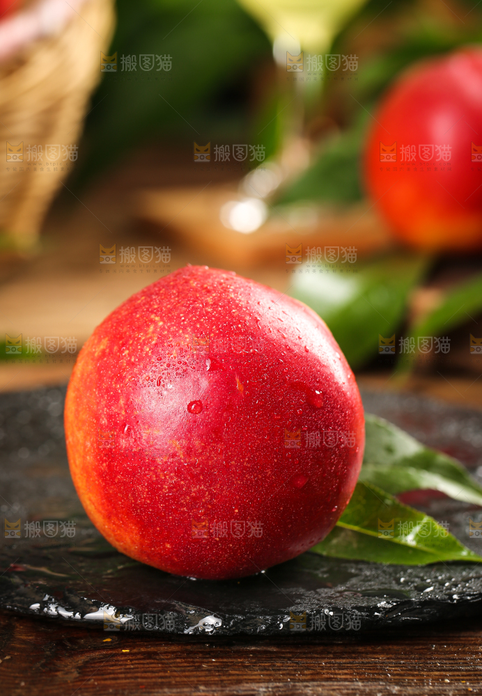 黑石板上摆放着高原油桃