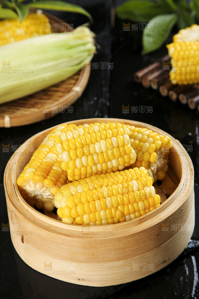 蒸笼里装着糯玉米
