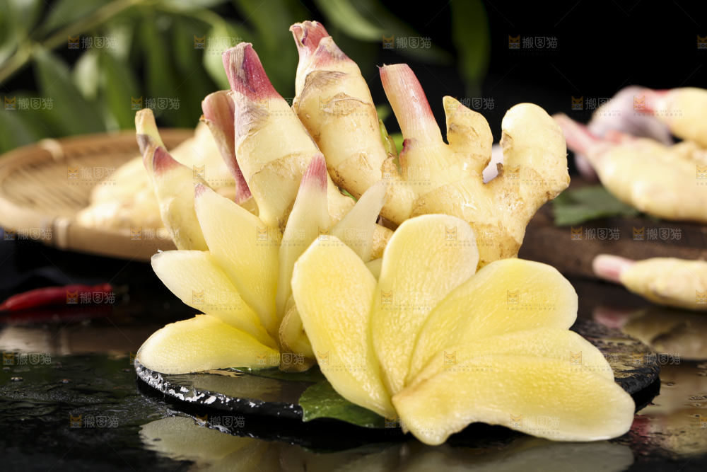 黑石板上放着红芽嫩仔姜