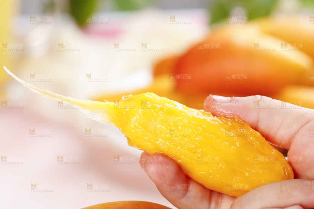 石板上放着辣椒芒