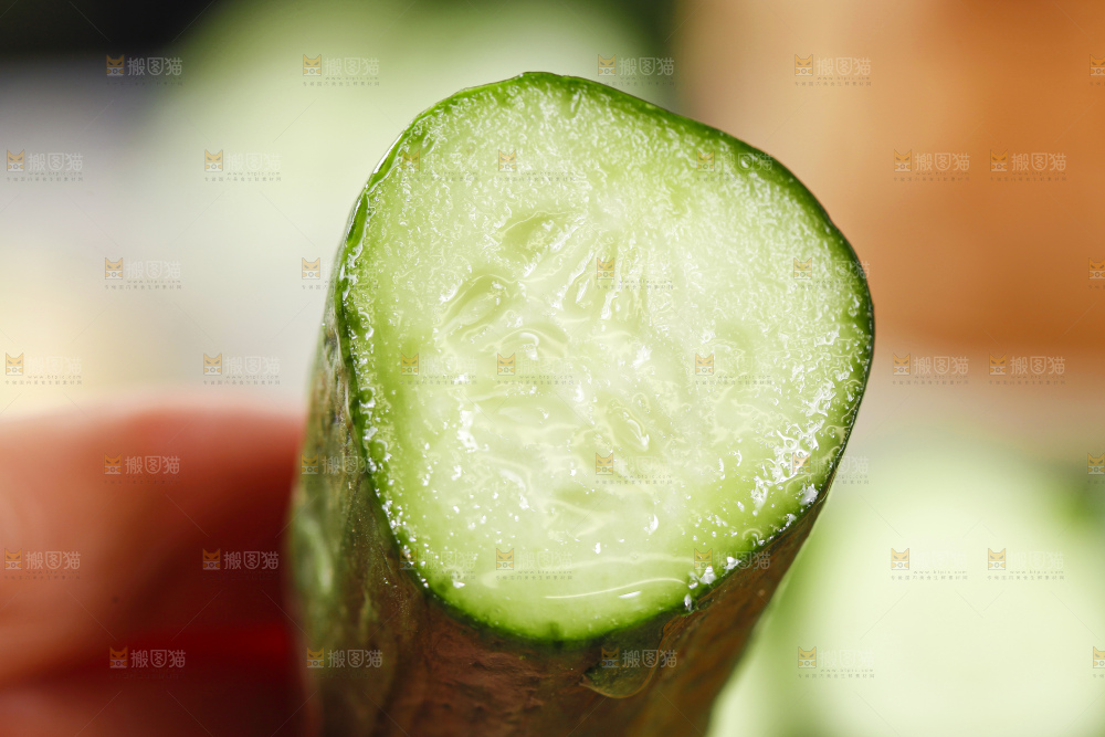 木板上的水果黄瓜