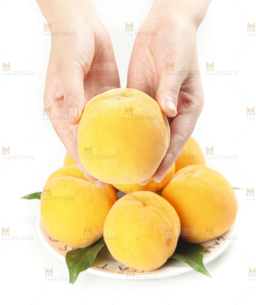 盘子里装着黄皮黄桃