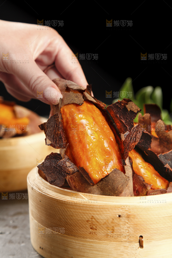 手里拿着糖心蜜薯
