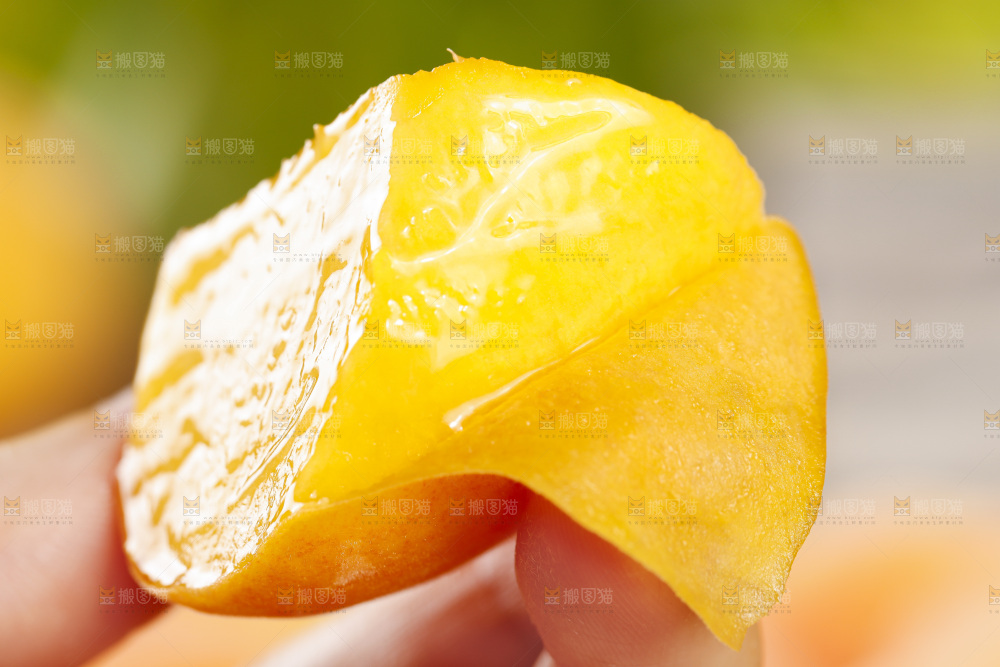 手里拿着蟠桃果肉