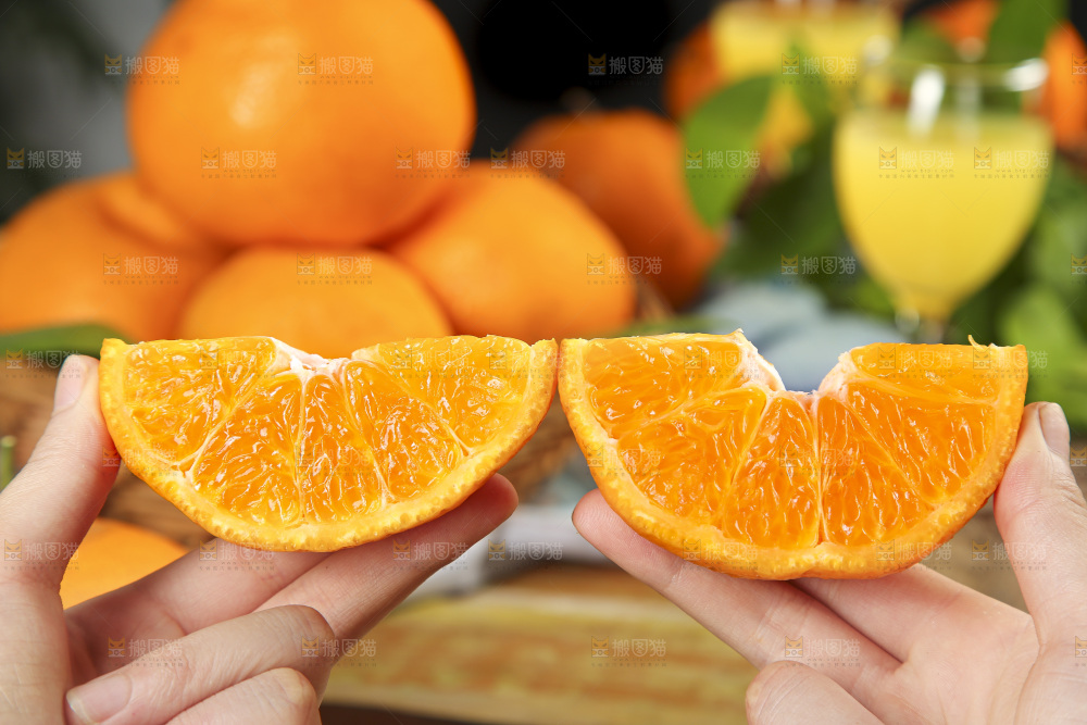 手里拿着四川耙耙柑
