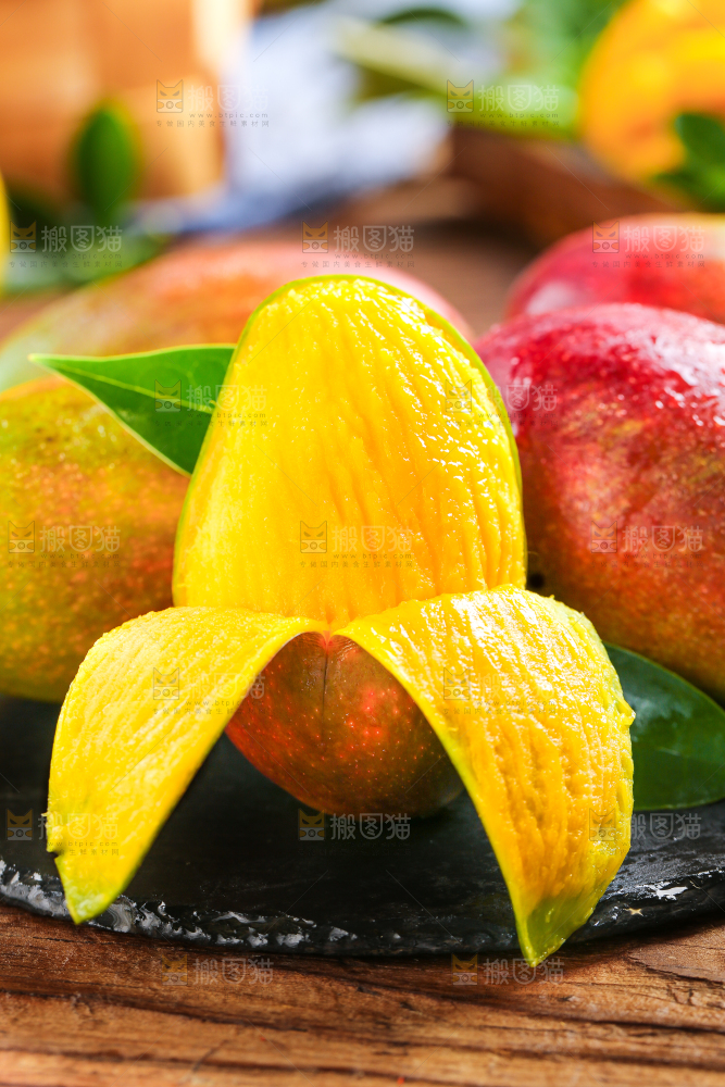 黑石板上的芒果