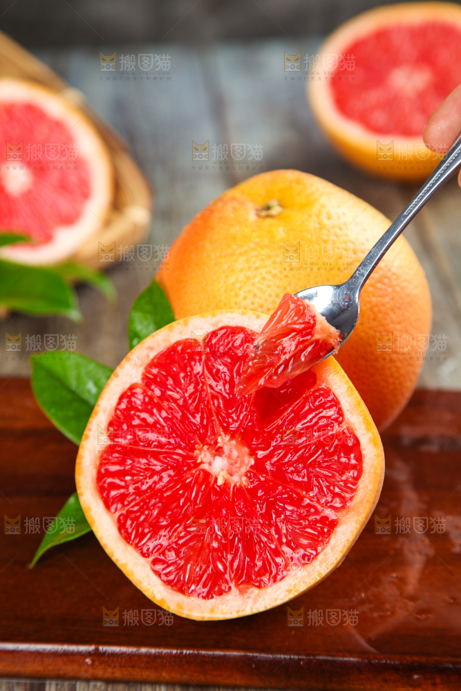 木板上放着红心西柚