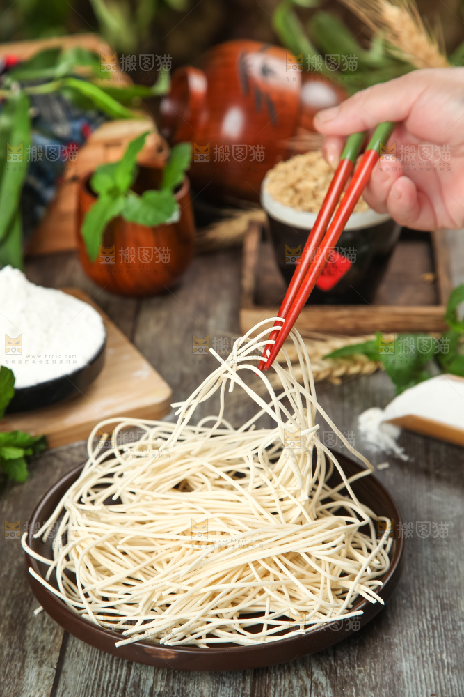 木板上放着一盘细面条
