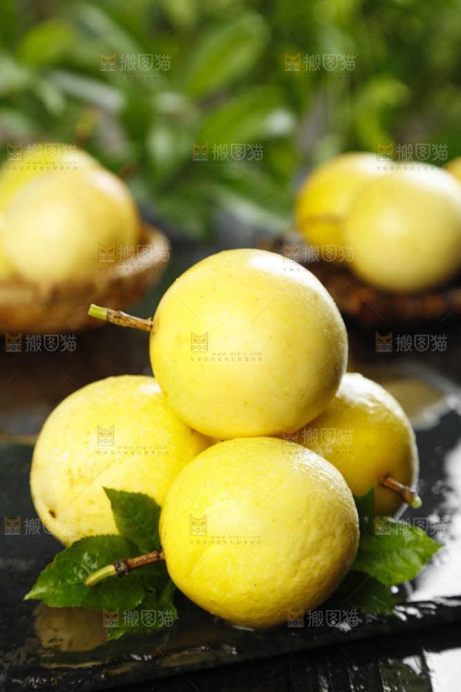 黑石板上摆放着新鲜百香果