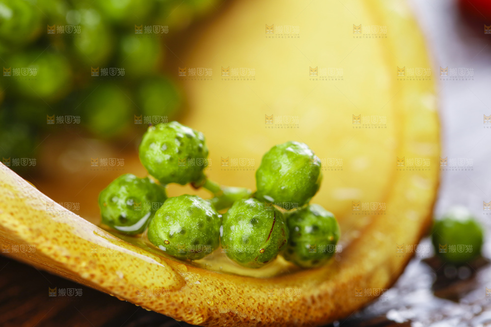 木板上的九叶青花椒