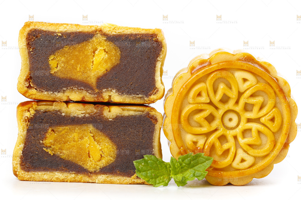 白底上放着广式月饼