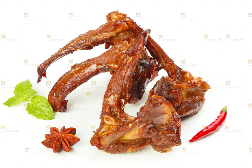 白底上摆放着麻辣鸭架