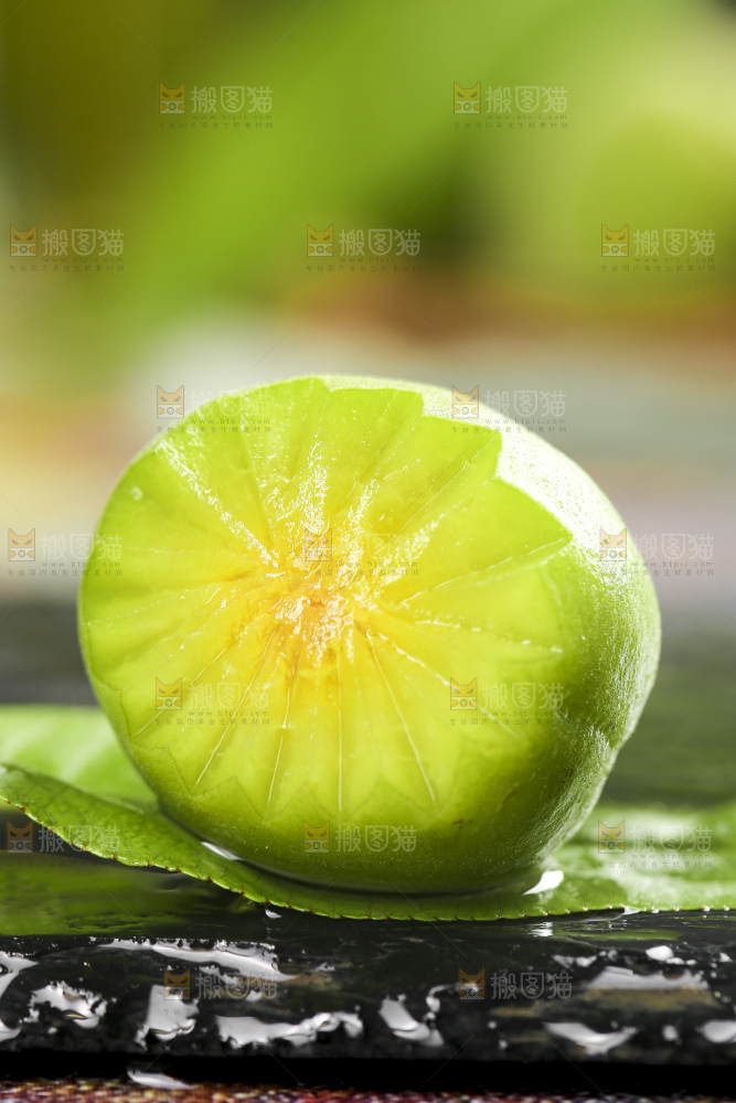 黑石板上摆放着青杏
