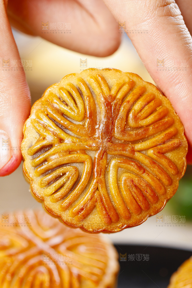 手里拿着莲蓉月饼