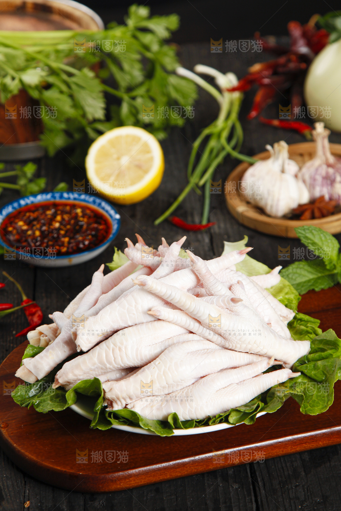 木板上放着一盘生凤爪