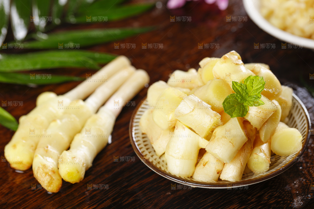 碗里装着嫩姜片