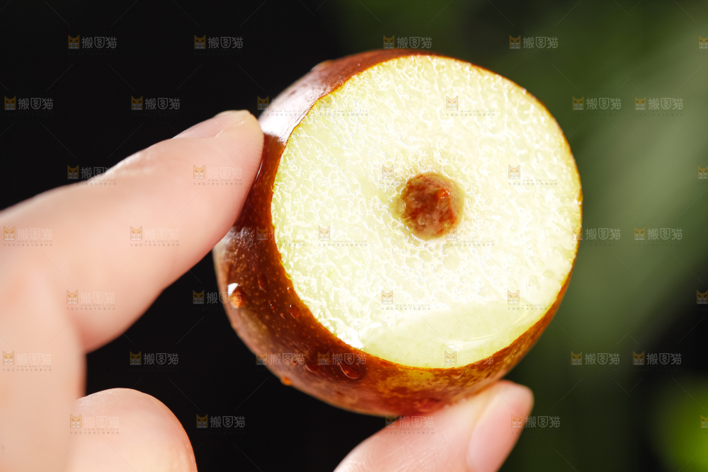 手里拿着沾化冬枣
