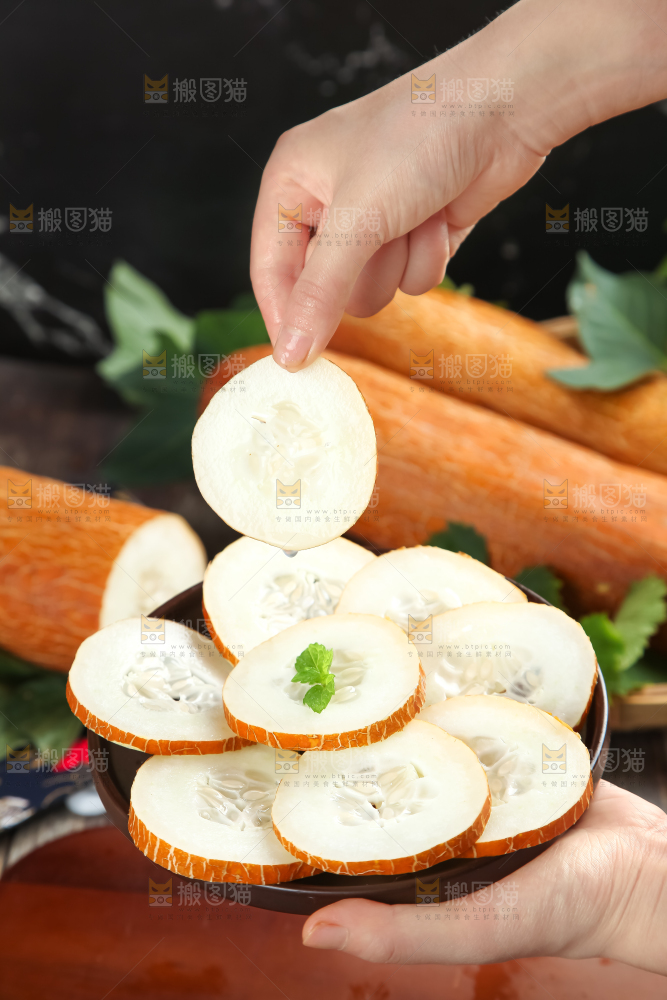 手里拿着新鲜老黄瓜