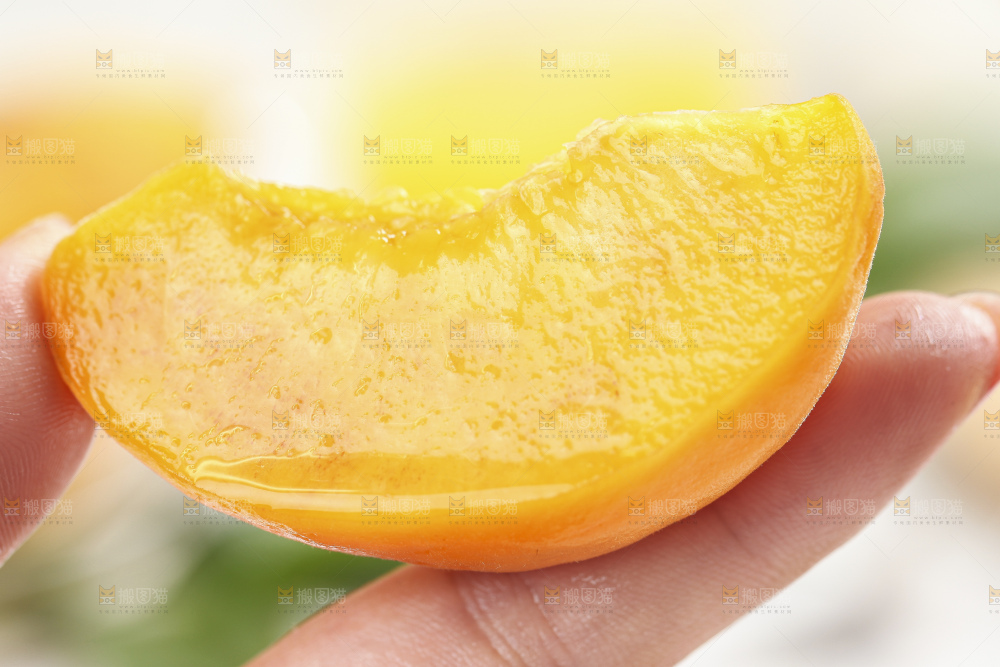 手里拿着新鲜黄桃