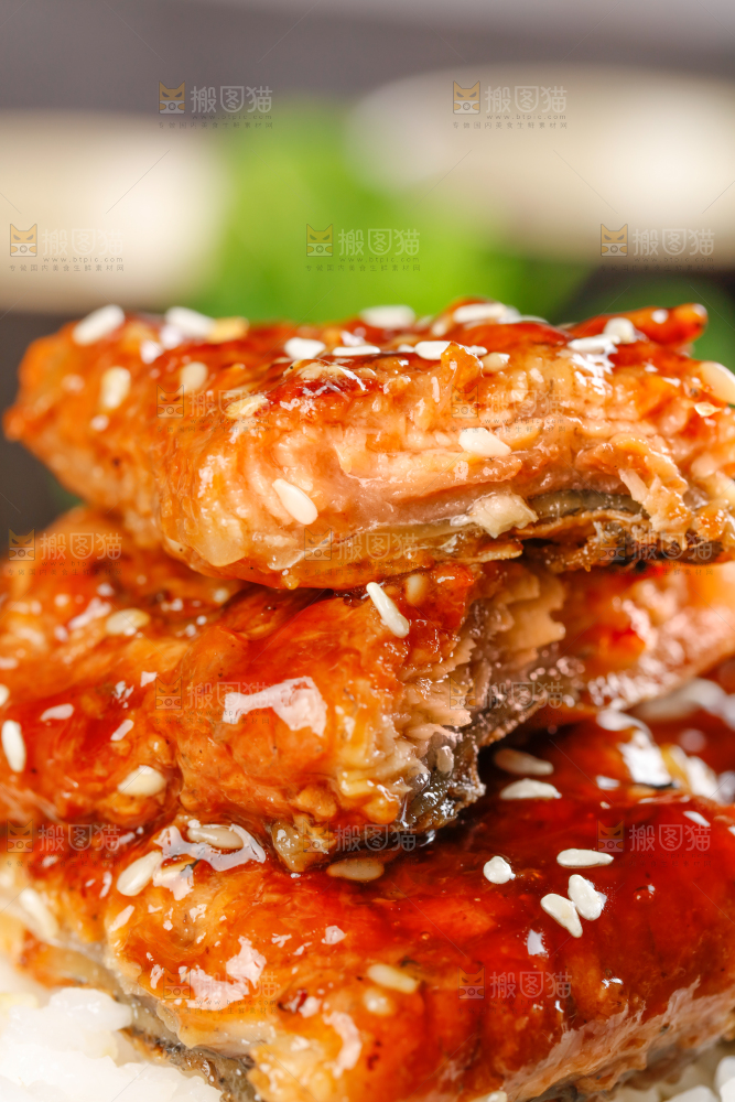 盘子里装着鳗鱼饭