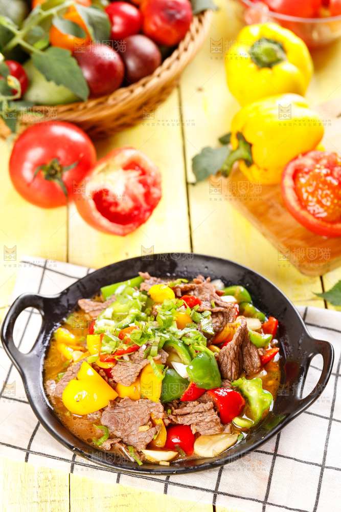 白格子上放着一盘菜椒烧牛肉