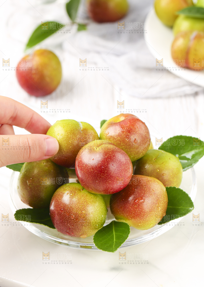 盘子里装着茵红李