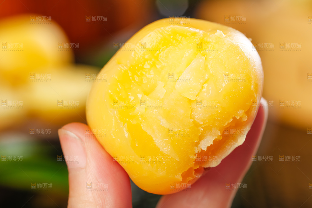 手里拿着恩施小土豆