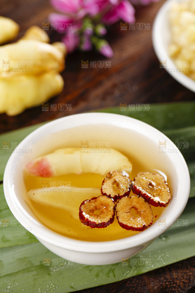 木板上放着一碗红枣姜茶